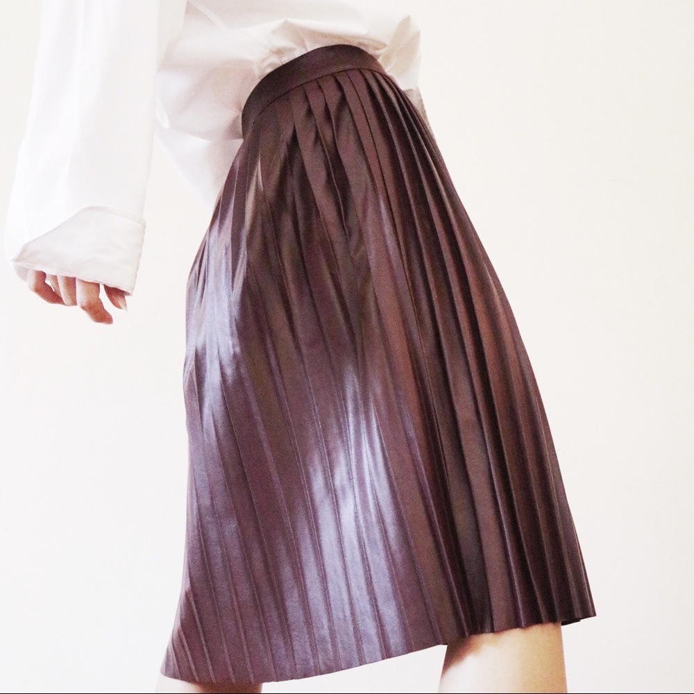 Burgundy vegan leather pleated high-waisted skirt